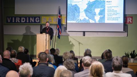 Fólk í sal á kynningarfundi með skjá fyrir framan sig.