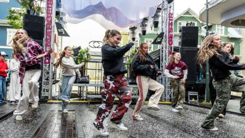 Hópur ungmenna frá Dans Brynju Péturs dansar á Klapparstíg við setningu Menningarnætur.